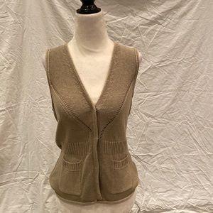 Banana republic tan sweater vest with pockets and snap closure